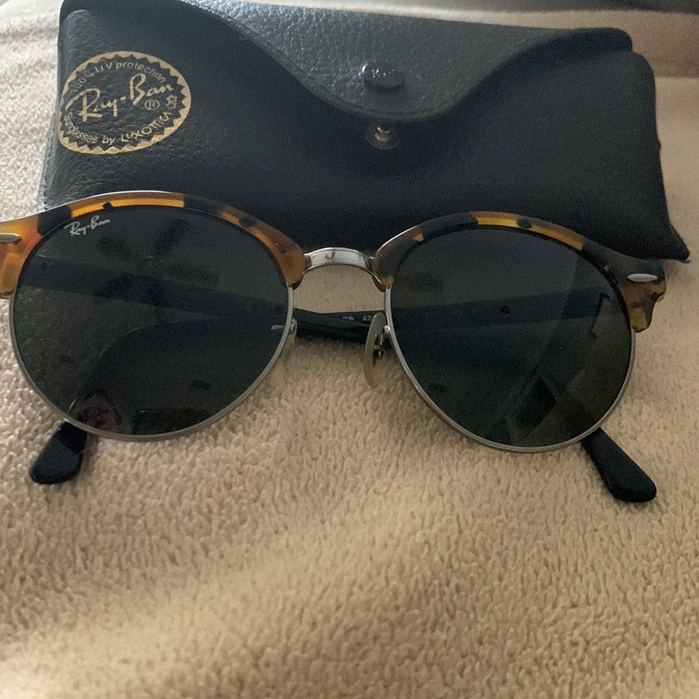 tortoise frames never goes out of style! I have 3 other pairs dif styles sale